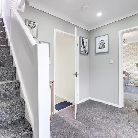 Stylish 3Br Home - Beautiful Garden - Parking West Bromwich Exterior photo