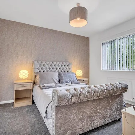 Stylish 3Br Home - Beautiful Garden - Parking West Bromwich Exterior photo