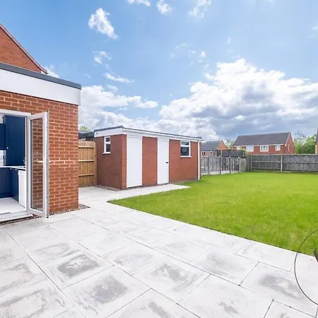 Stylish 3Br Home - Beautiful Garden - Parking West Bromwich Exterior photo