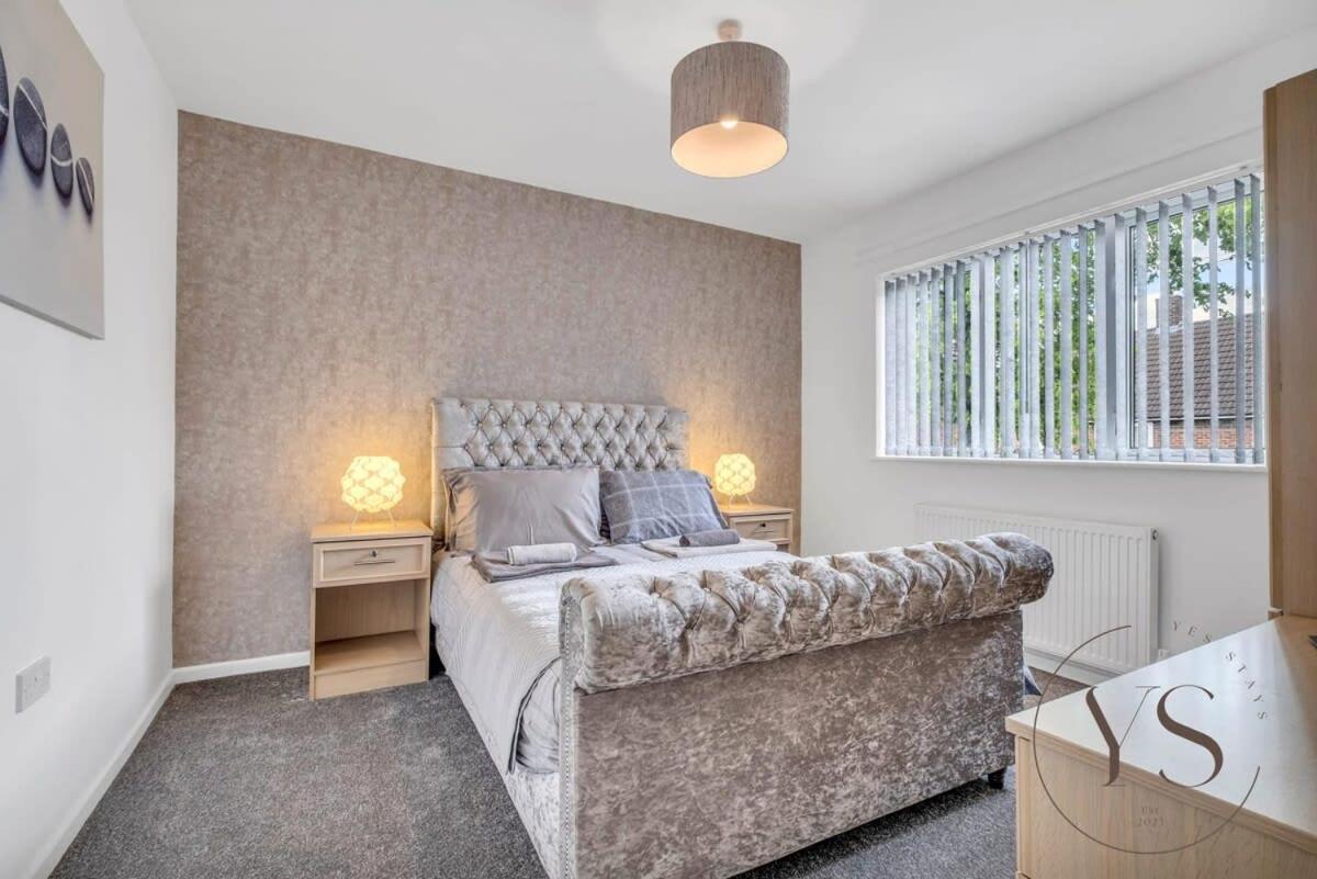 Stylish 3br - Beautiful Garden - Parking Holiday home West Bromwich