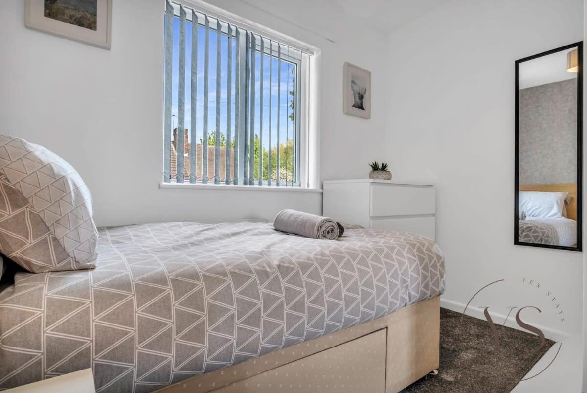 Stylish 3br - Beautiful Garden - Parking Holiday home *