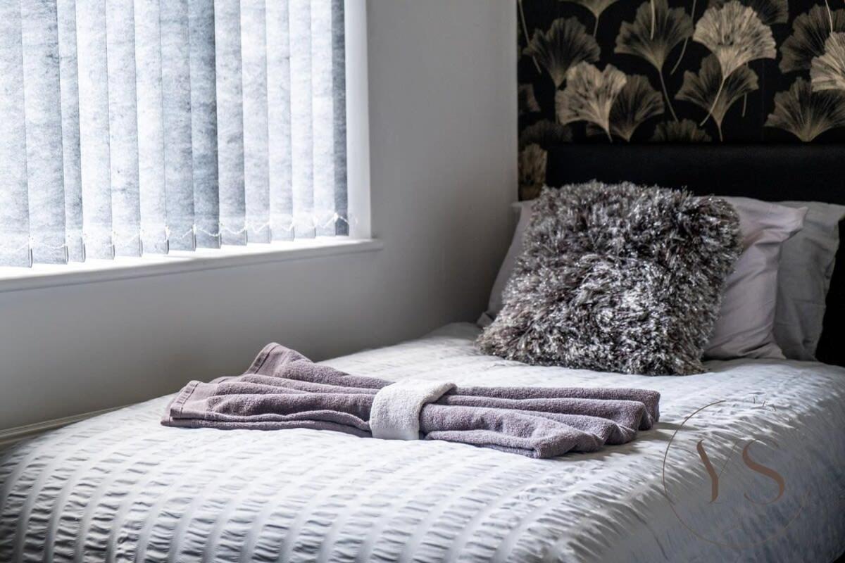 Stylish 3br - Beautiful Garden - Parking Holiday home *