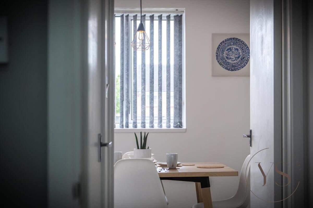 Stylish 3br - Beautiful Garden - Parking * West Bromwich